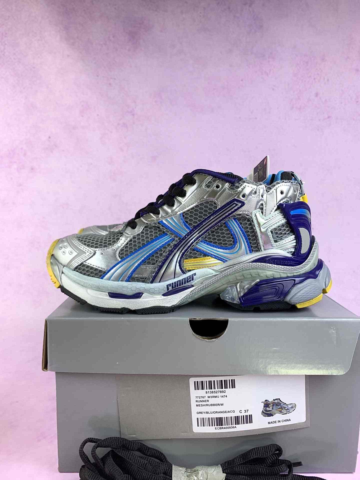 Runner Sneaker in Grey/Blue/Orange/Aqua