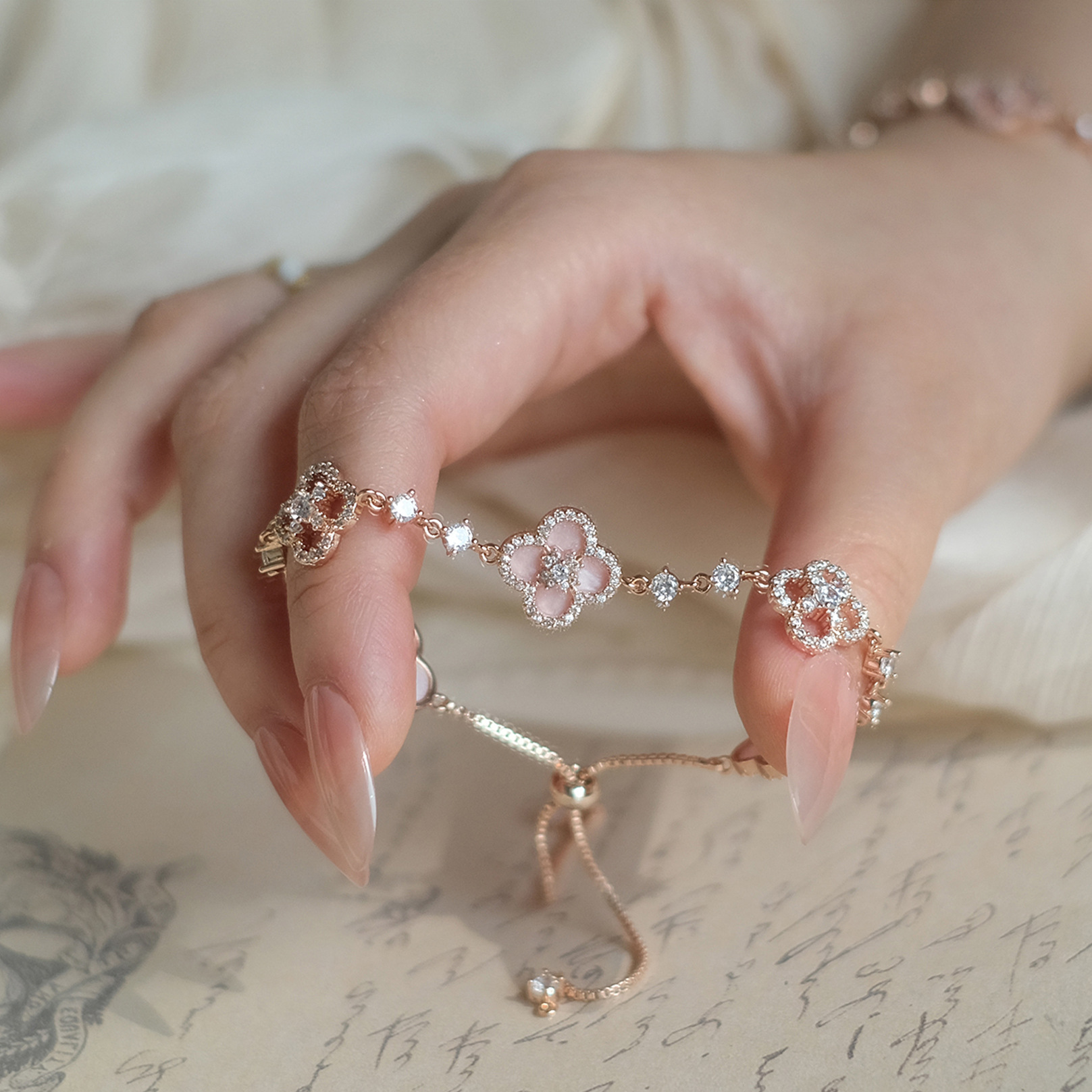 Lucky Pink Clover Bracelet for Women, Pure Silver, Light Luxury, Unique Design, High-End Feel, Perfect as a Christmas Gift for Best Friends