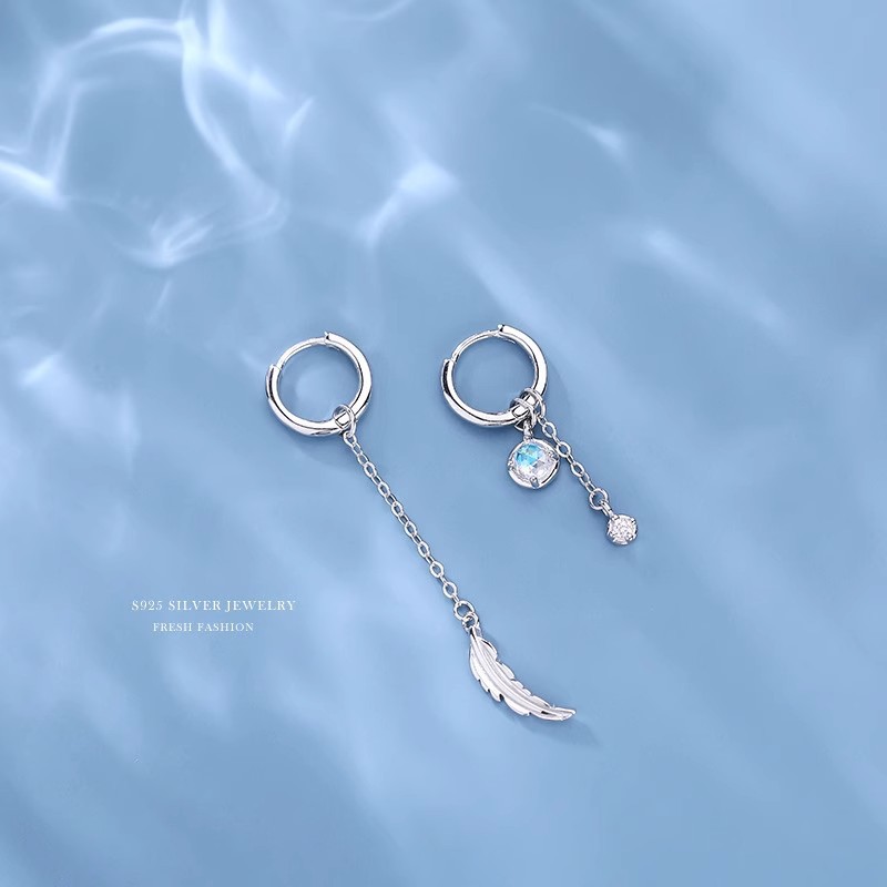 S925 sterling silver asymmetrical moonlight feather earrings, a summer forest-themed, niche, high-end, and lightweight tassel earring design