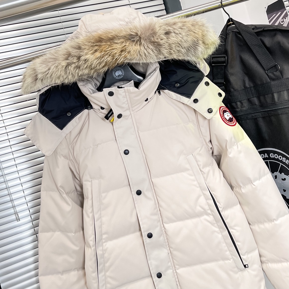 2025 latest trend warm comfortable mountaineering skiing windproof down jacket 0910
