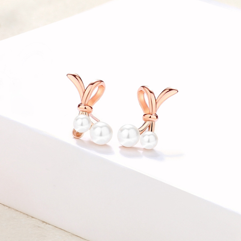 925 sterling silver bow-shaped heart earrings, French-style, chic and elegant, with pearl accents, creating a sophisticated and stylish geometric design