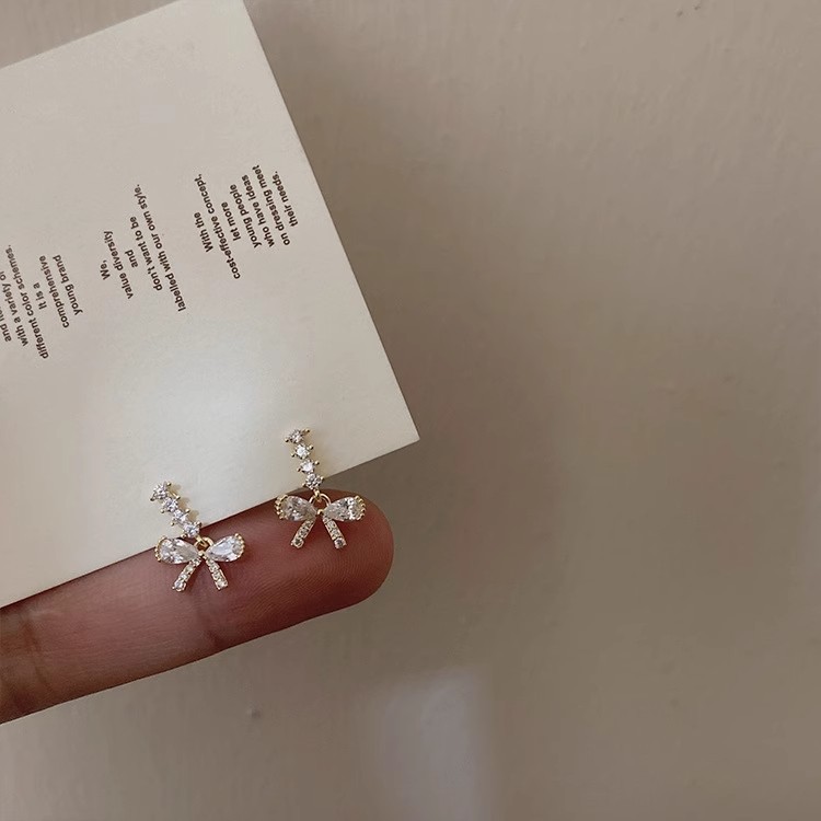 Sparkling zircon butterfly knot earrings, Korean-style, trendy and chic, small and elegant, lightweight and luxurious, made of 925 sterling silver