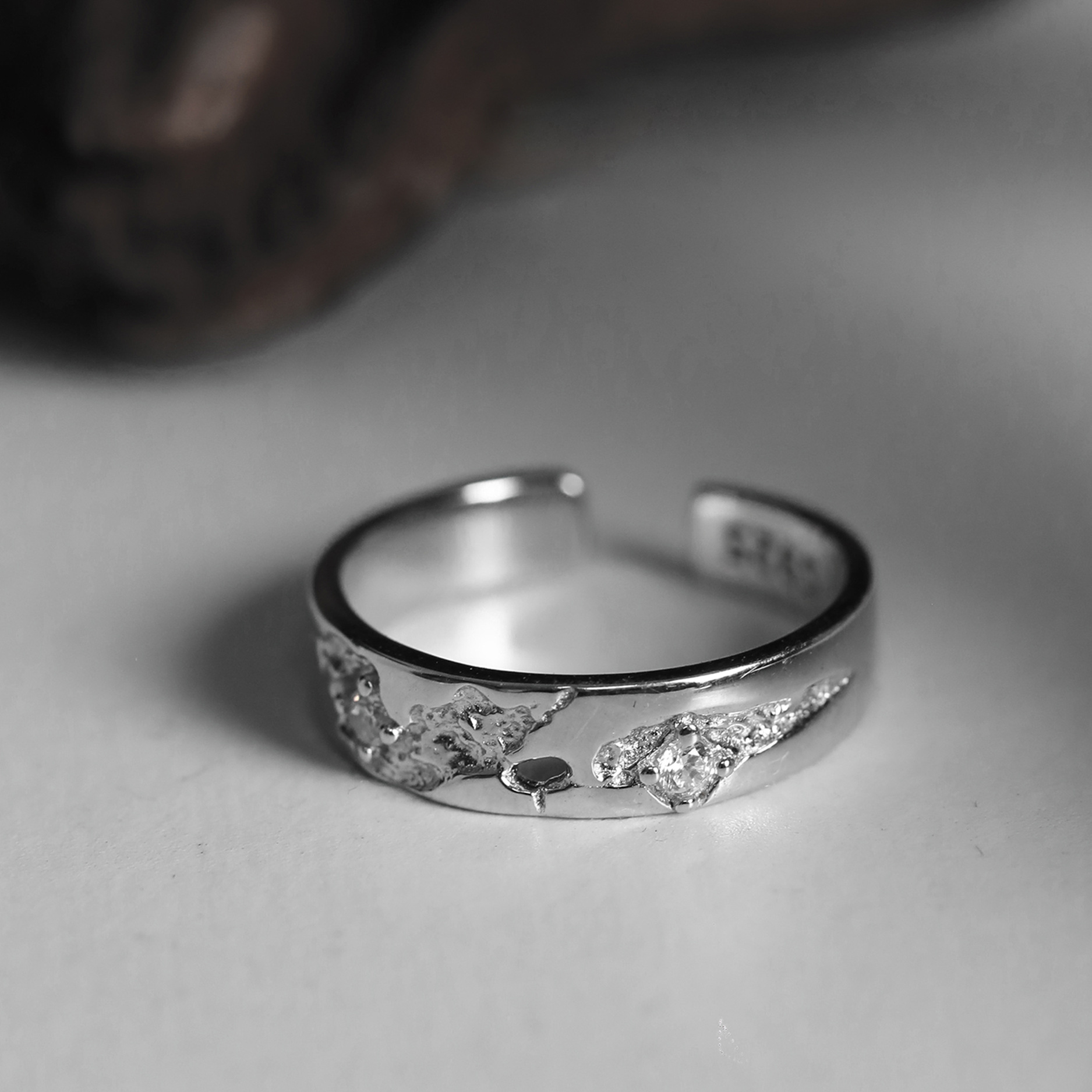 Minimalist and stylish broken star meteorite ring, featuring a unique and niche design with textured inlaid cubic zirconia, a high-end couple's ring