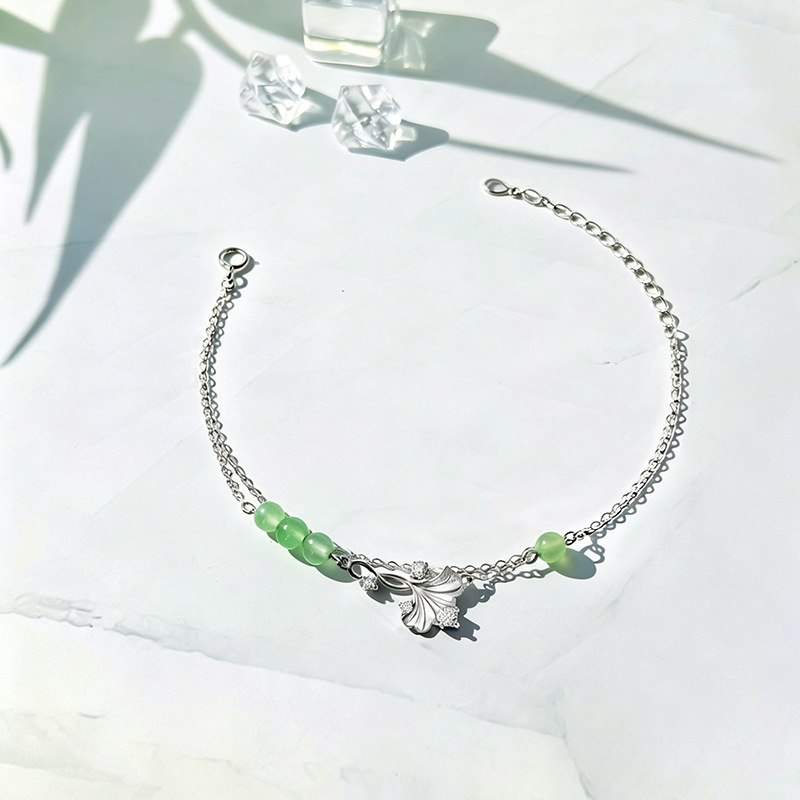Sansheng has an apricot green stone bracelet, a 999 pure silver retro Chinese-style bracelet, a literary and artistic, lightweight, and luxurious piece of jewelry