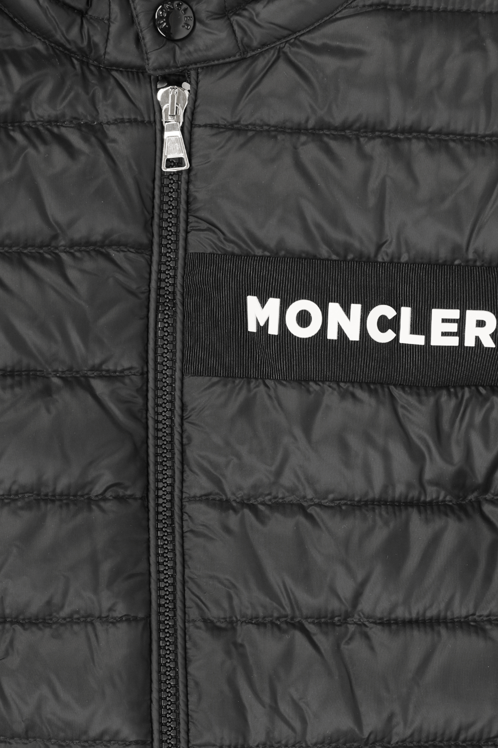 MONCLER KIDS גילאי 8-10 מעיל קווילט שחור עם פאץ' לוגו קונטרסטי