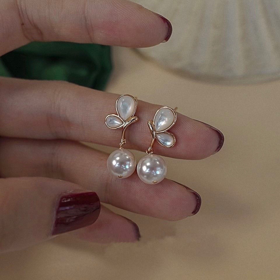 925 sterling silver butterfly earrings with mother-of-pearl accents, in a French style, gentle and artistic, with a touch of elegance, small and delicate