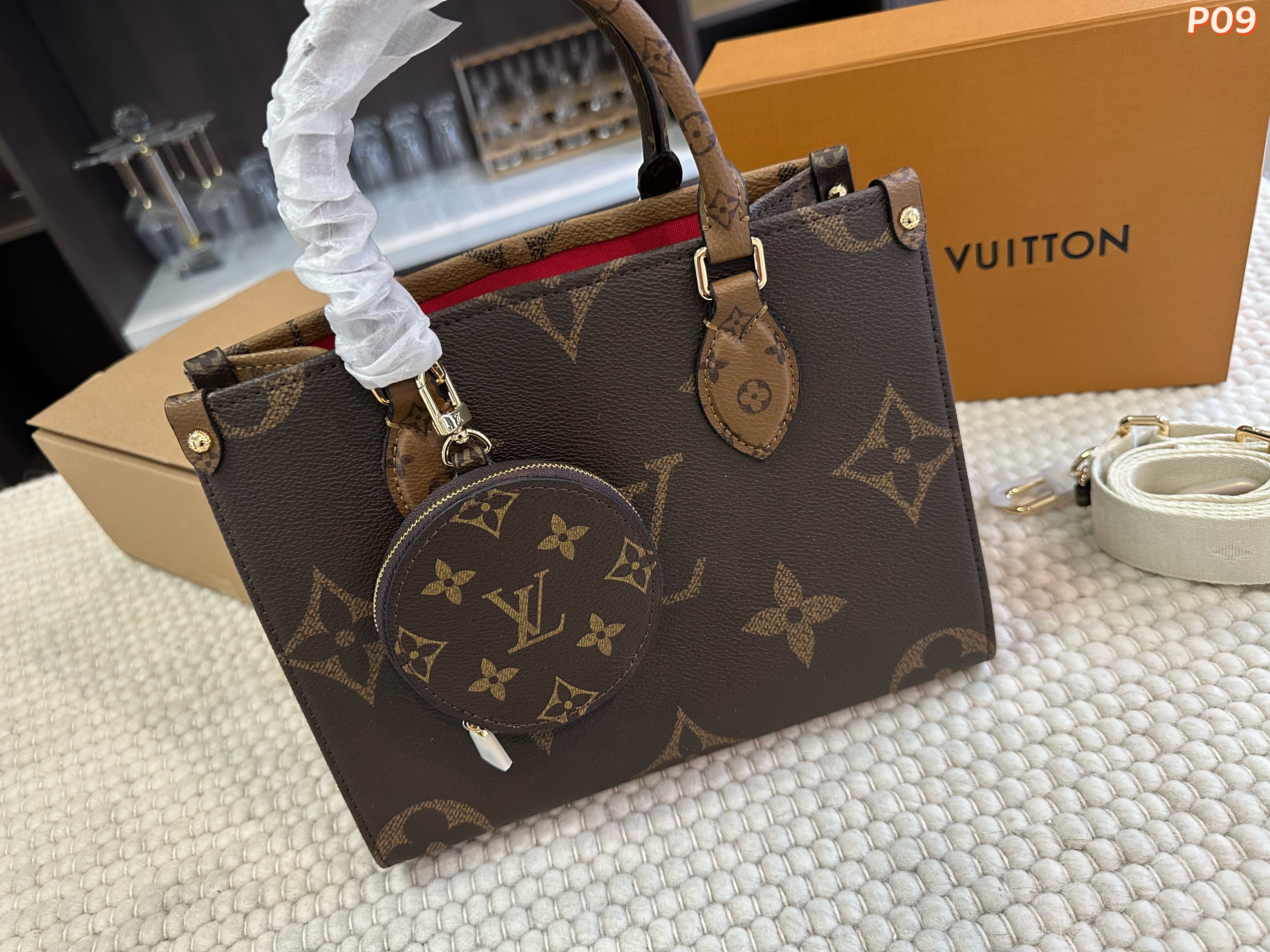 LV ONTHEGO Tote bag