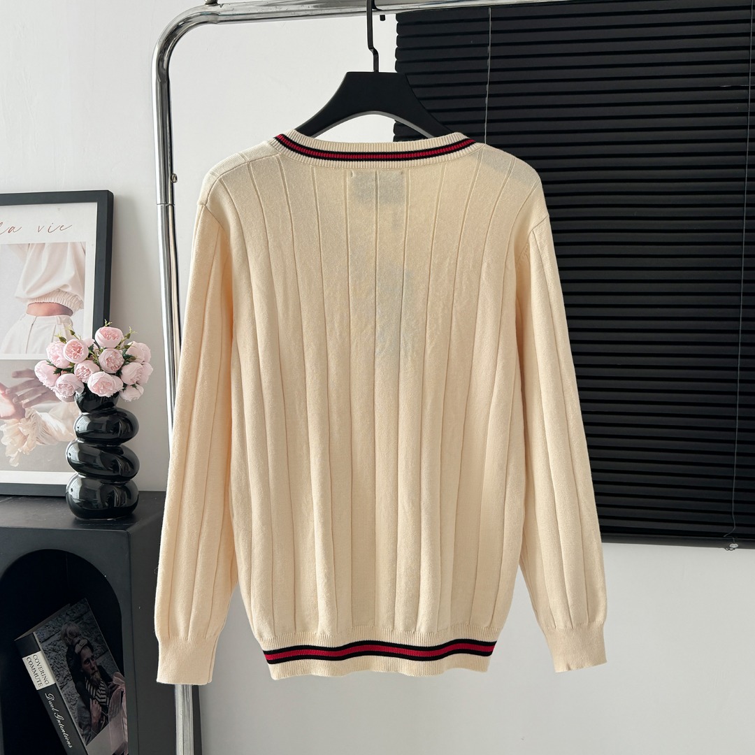 1021  Color-matching plaid sweater