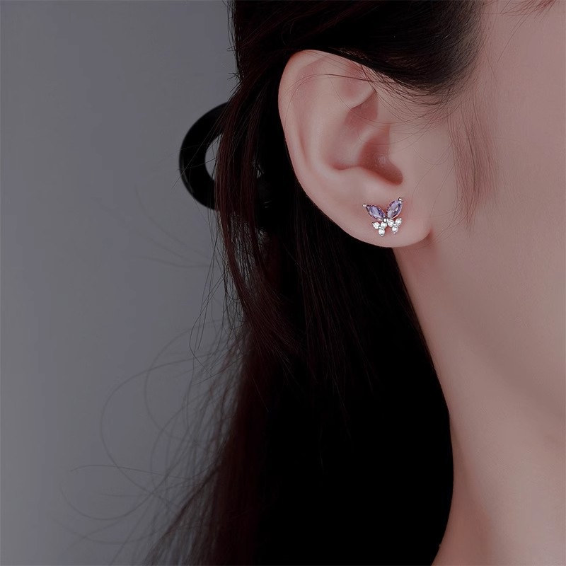 Butterfly-shaped purple crystal stud earrings, made of 999 sterling silver, with a chic and sophisticated look, small and delicate, featuring sparkling cubic zirconia, simple and elegant earrings