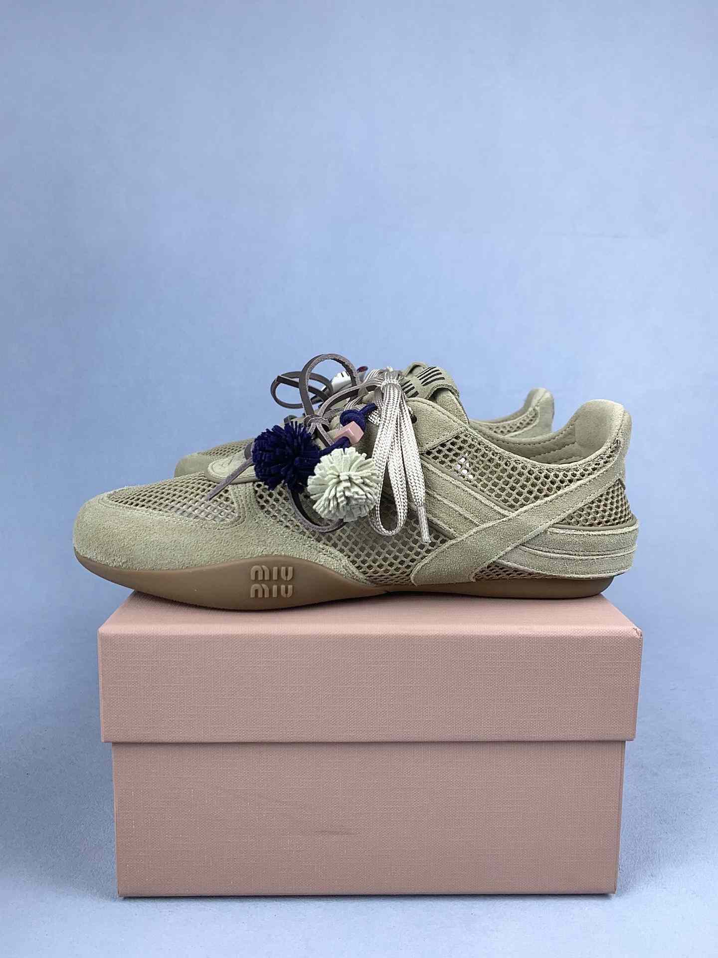Gymnasium mesh and suede sneakers