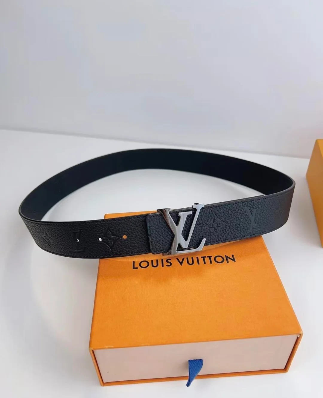 Cinto Masculino Preto em Couro Texturizado com Fivela Metálica