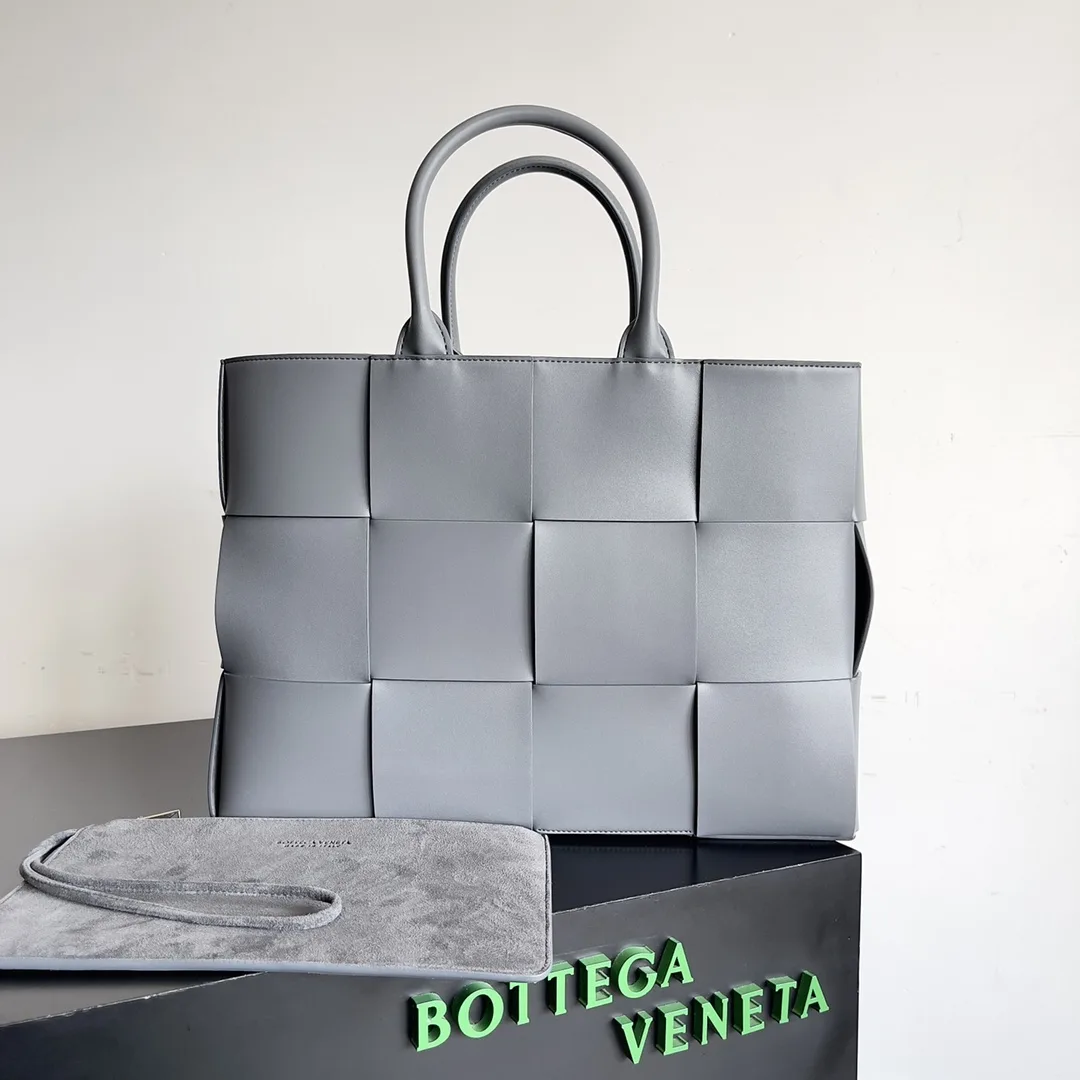 Bottega Veneta Shopper Tote Bag product photo from LabelPicks