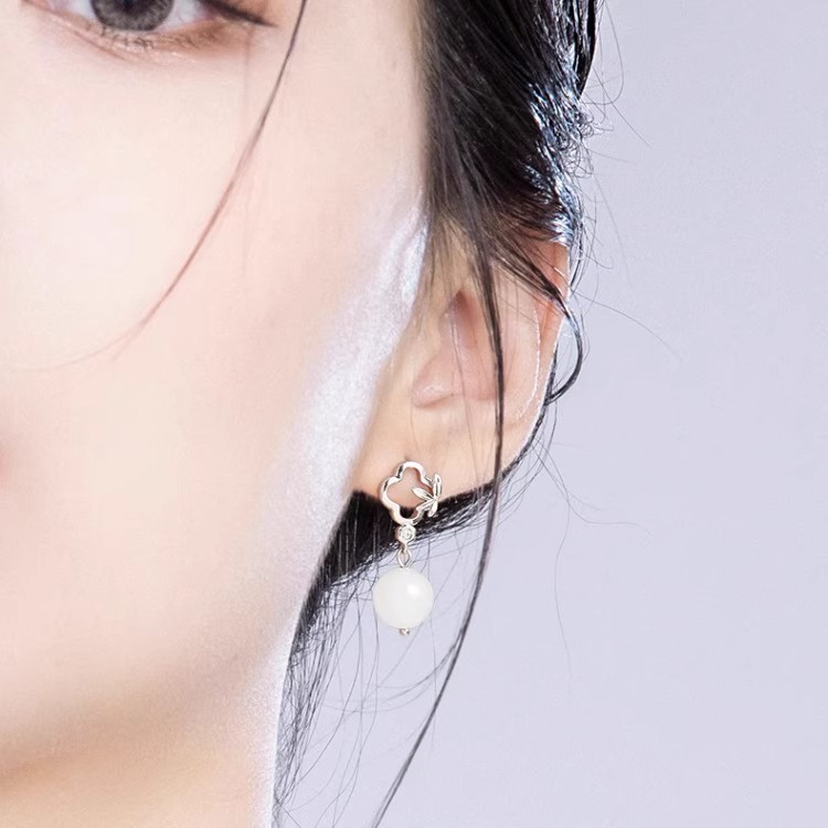 S925 sterling silver four-leaf clover earrings, featuring a new Chinese-style, artistic, and retro design with white jade pendants, creating a light luxury and elegant look