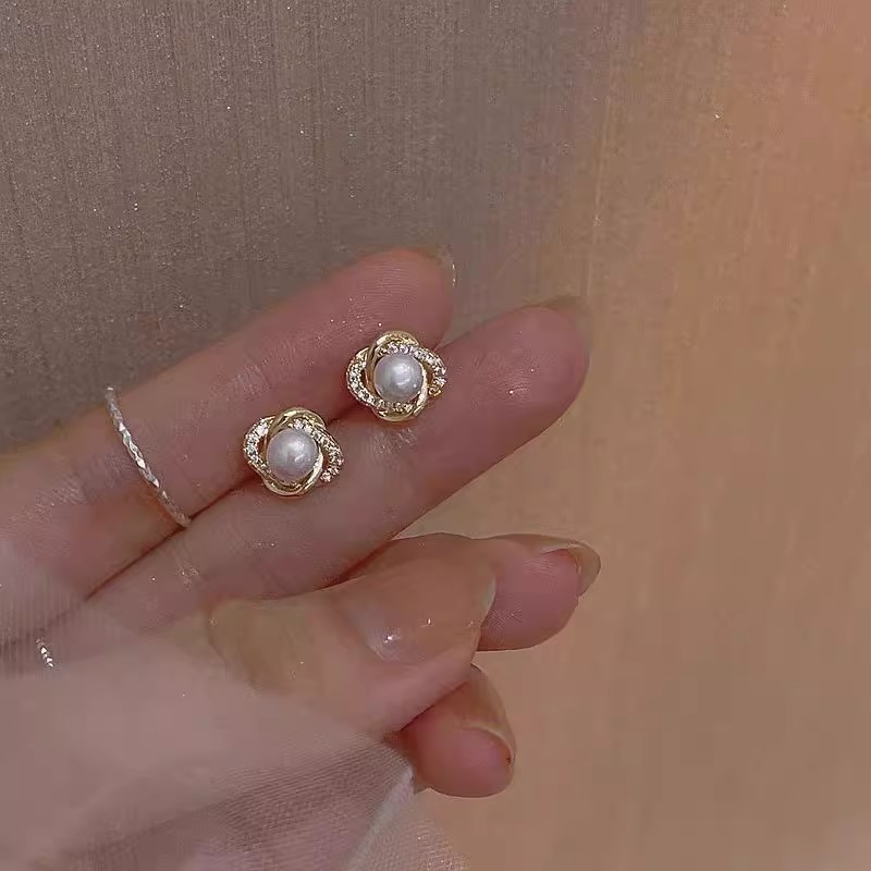 925 sterling silver four-leaf clover earrings, Korean style, minimalist and elegant, with a luxurious and ethereal feel, perfect for Instagram