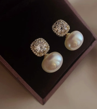 Solvellae Classic Lustre Pearl Drop Earrings