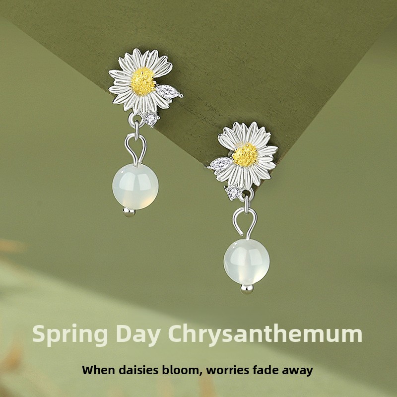 Original chalcedony daisy earrings for women, pure silver, summer forest style, fresh and delicate earrings, Korean version, ins-style silver jewelry