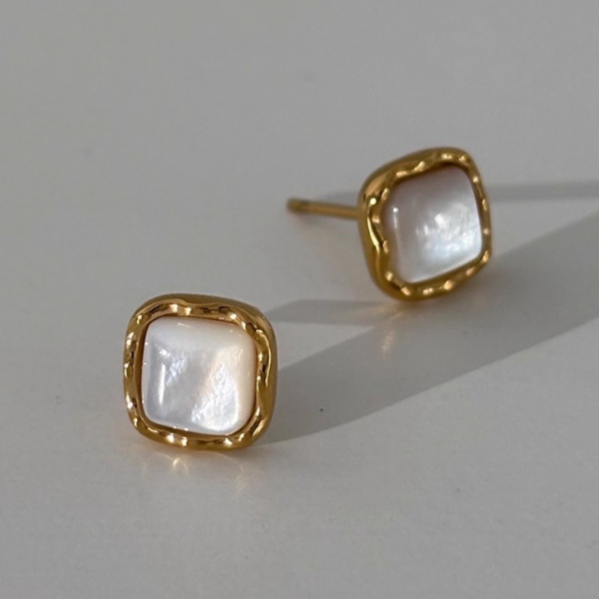 925 sterling silver square white mother-of-pearl earrings, 18k gold square candy-shaped earrings, French-style, minimalist, and luxurious earrings
