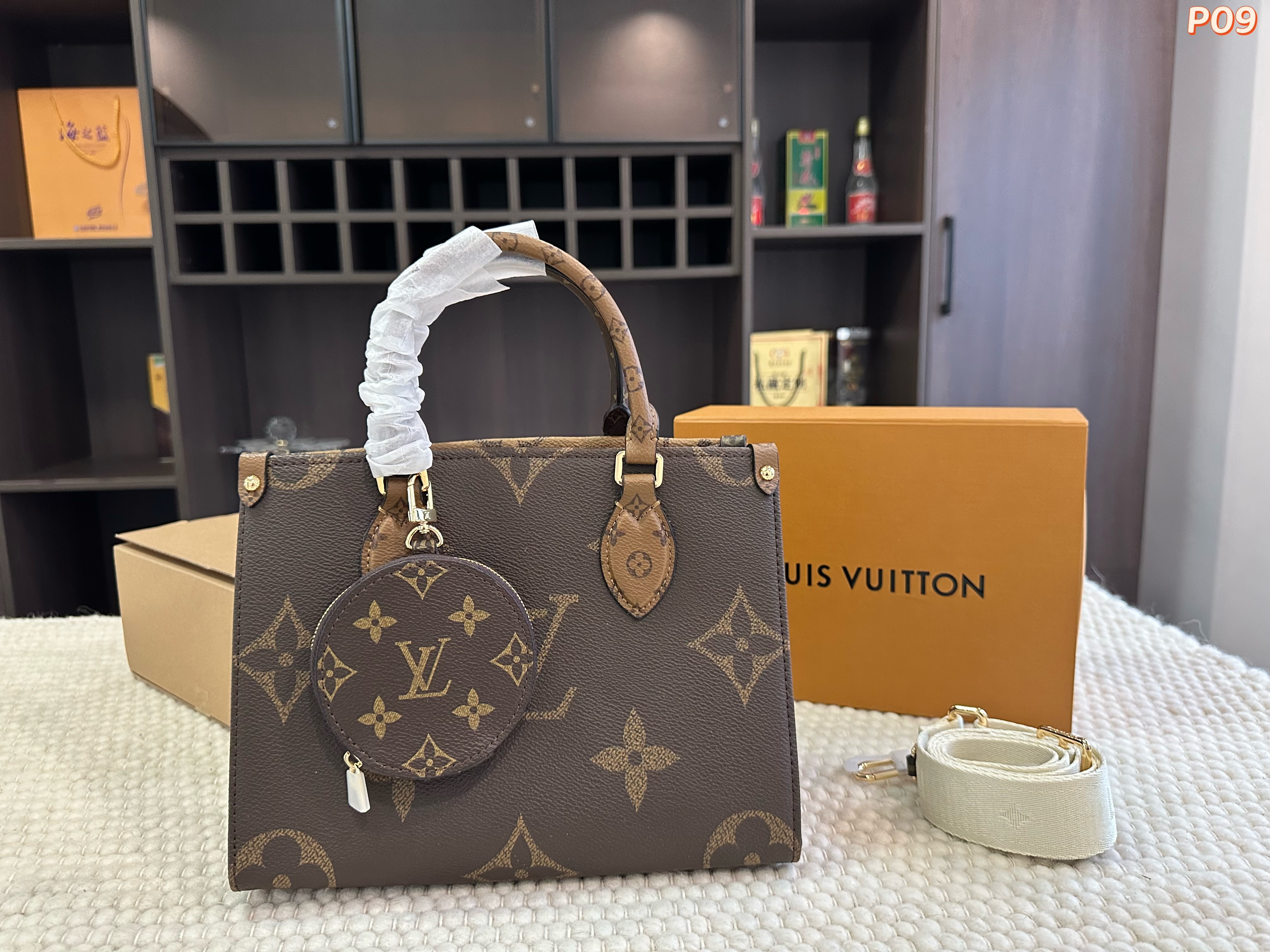LV ONTHEGO Tote bag