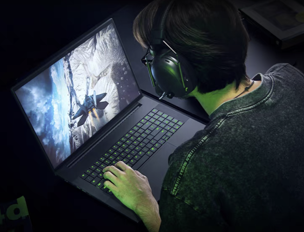 Razer Blade 18'' (2025) Intel Core Ultra 9 290HX RTX 5090 32GB 18
