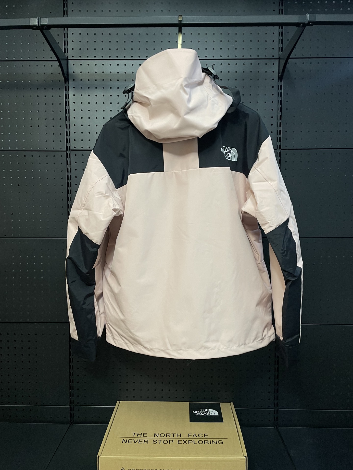 2025 latest trend warm comfortable mountaineering skiing windproof down jacket 0915