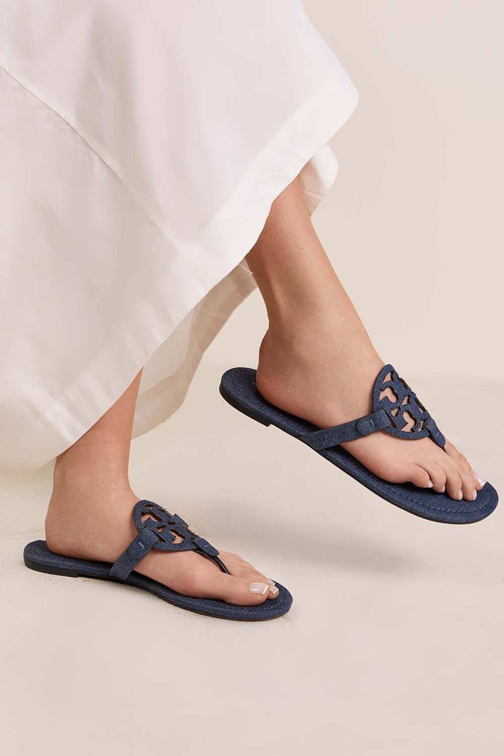 TORY BURCH כפכפי אצבע מילר ג'ינס