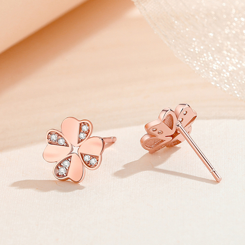 Heart-shaped four-leaf clover earrings for women, made of 925 sterling silver, trendy, minimalist, elegant, and delicate, with an Instagram-inspired style