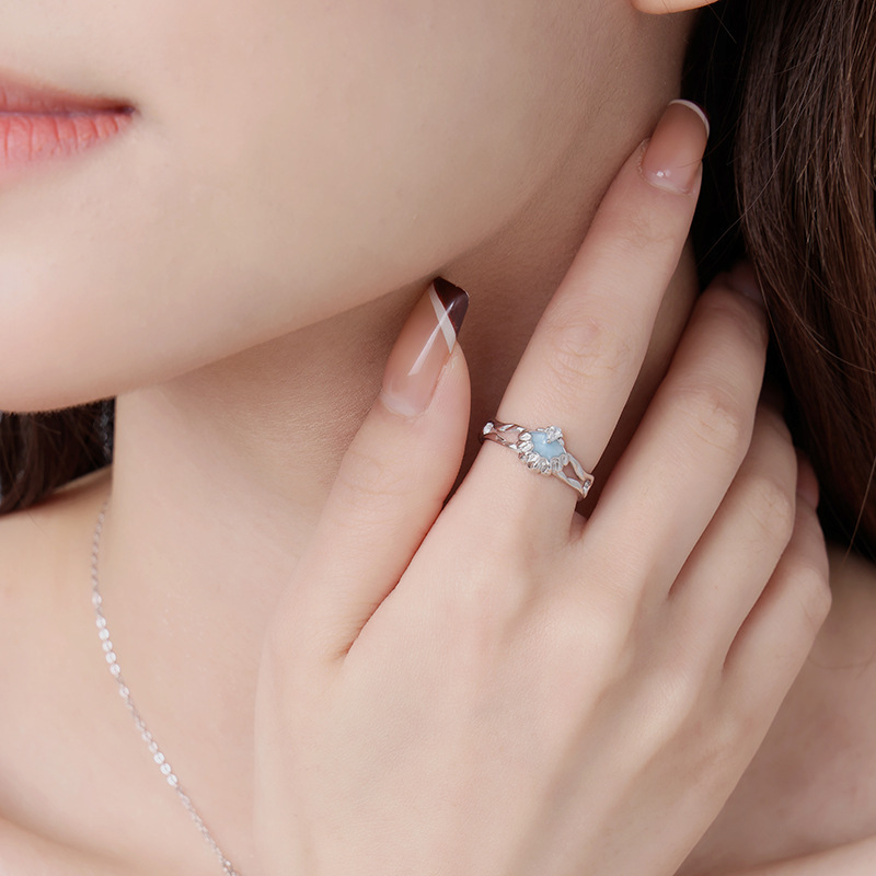Original design, a single-bead ring for women, made of pure silver, featuring a minimalist and chic style, a unique and fashionable ring with a high-end feel, and an adjustable open design