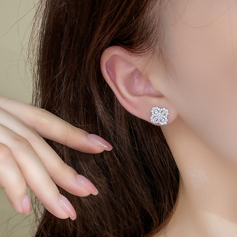 925 sterling silver dazzling four-leaf clover earrings for women, fashionable and luxurious, full of diamonds, ins-style earrings with a high-end feel
