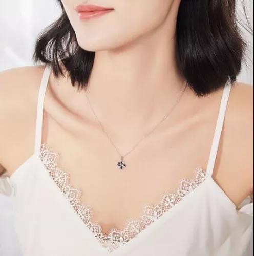 Ladies Four Leaf Clover Necklace with White Light Luxury Pendant