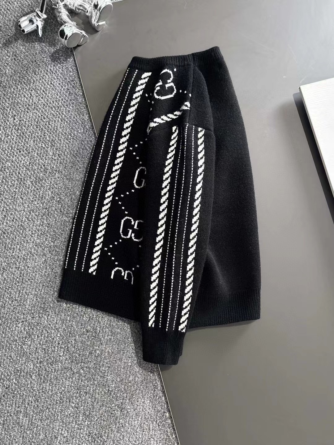24FW signature color-matching sweater