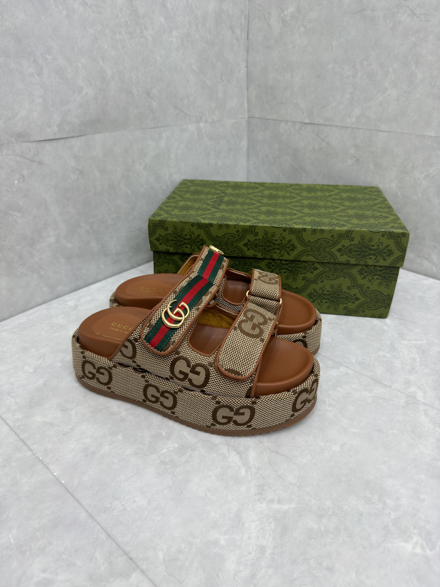 0411 New Loose Couple Logo Slippers