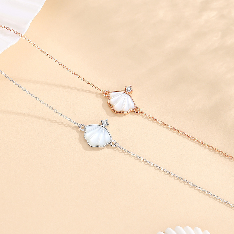 A bracelet featuring a single pearl, designed for women, in a Korean style, perfect for summer, with a unique and trendy design, featuring white mother-of-pearl, ideal as a gift for best friends or as a Christmas present