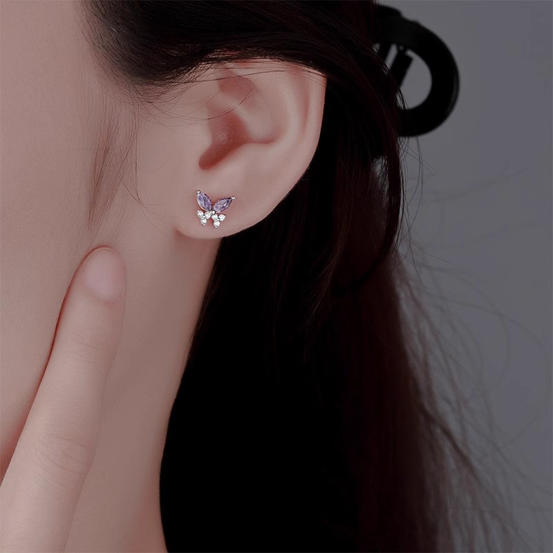 Butterfly-shaped purple crystal stud earrings, made of 999 sterling silver, with a chic and sophisticated look, small and delicate, featuring sparkling cubic zirconia, simple and elegant earrings