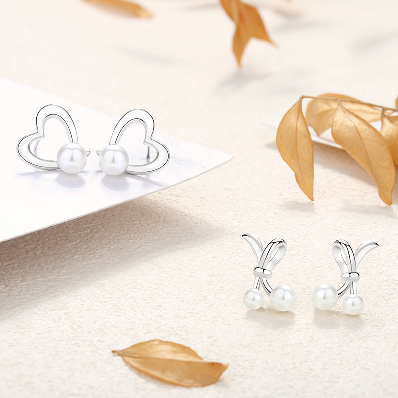 925 sterling silver bow-shaped heart earrings, French-style, chic and elegant, with pearl accents, creating a sophisticated and stylish geometric design
