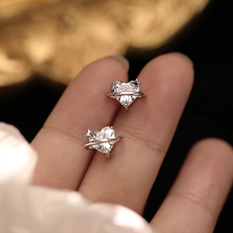 999 pure silver heart-shaped zircon earrings with meteor accents, niche ins earrings, sweet, fresh, and fashionable ear accessories
