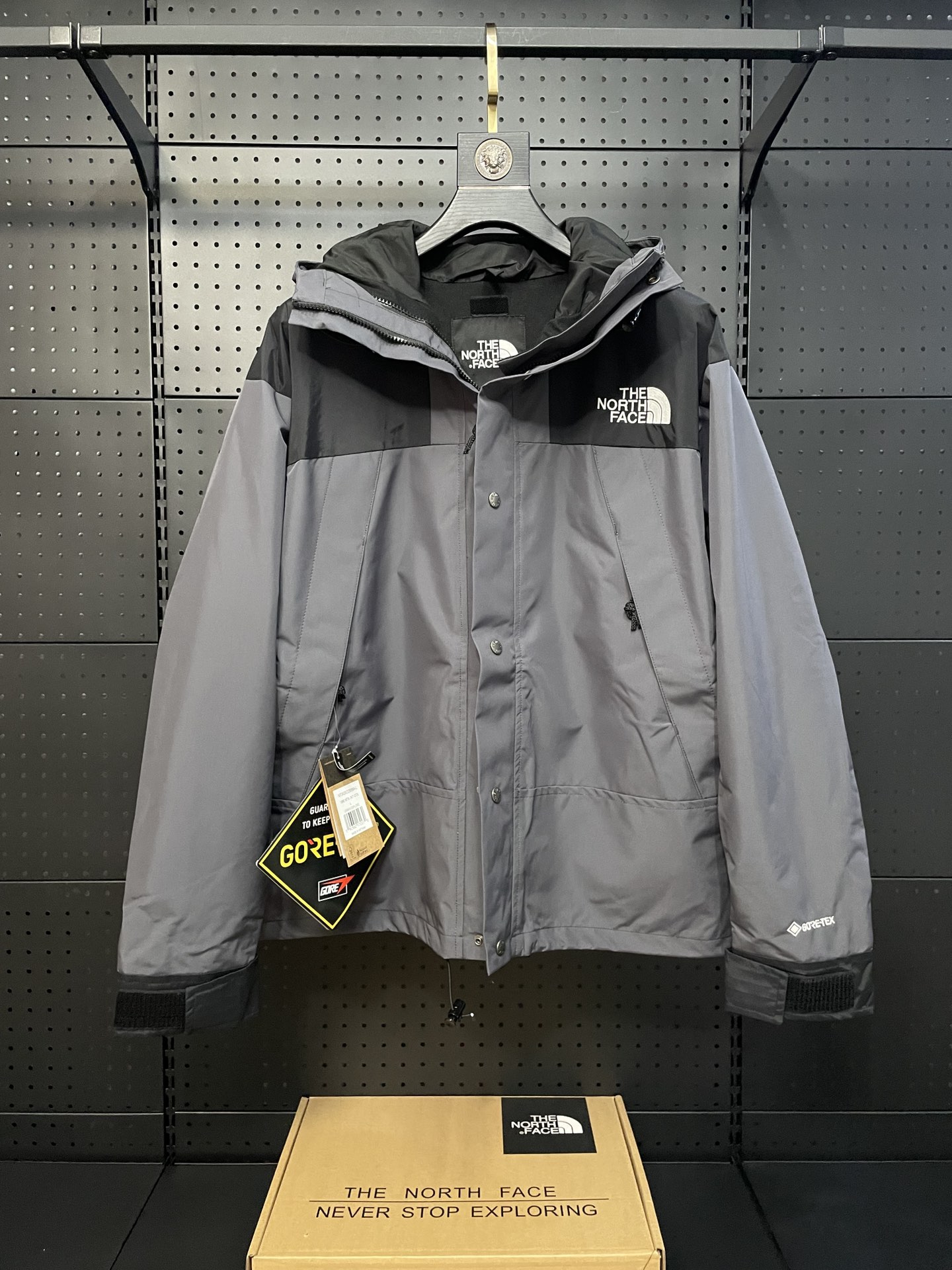 2025 latest trend warm comfortable mountaineering skiing windproof down jacket 0915