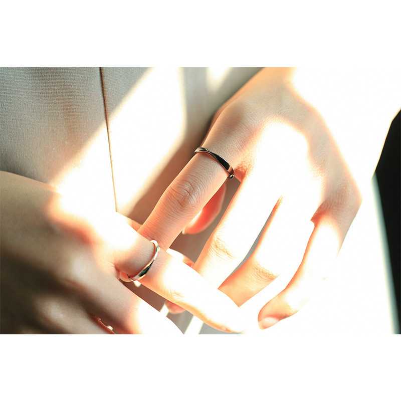 925 sterling silver Möbius ring, a couple's ring with a minimalist, Korean and Japanese-inspired design, featuring a black and white open ring style