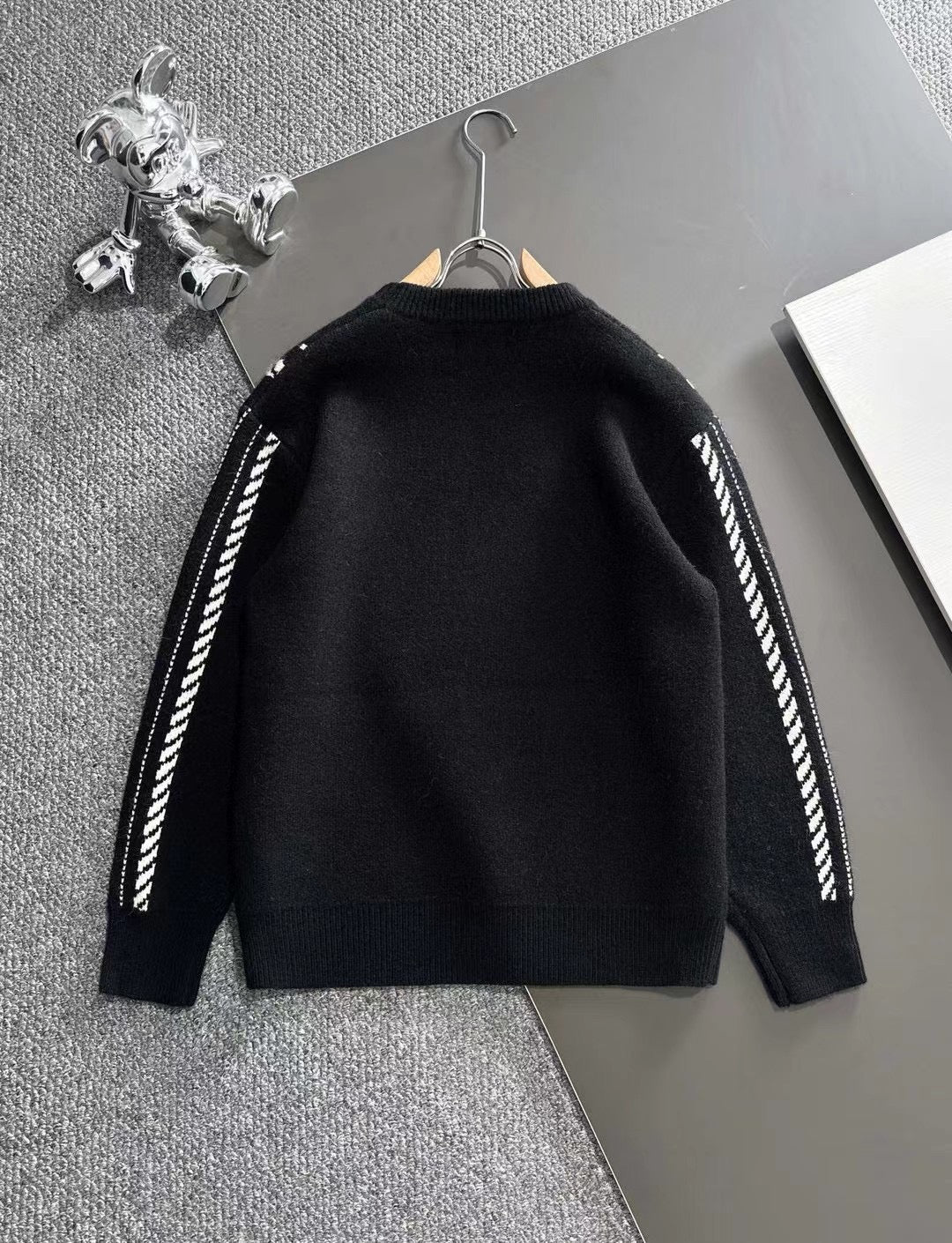 24FW signature color-matching sweater