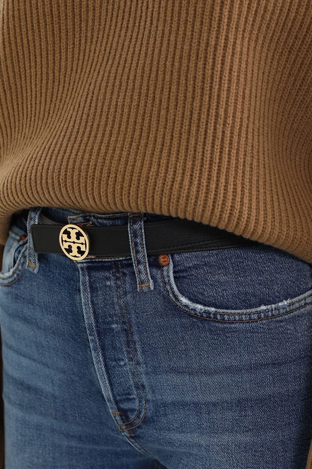 TORY BURCH חגורת עור עם אבזם מונוגרמי