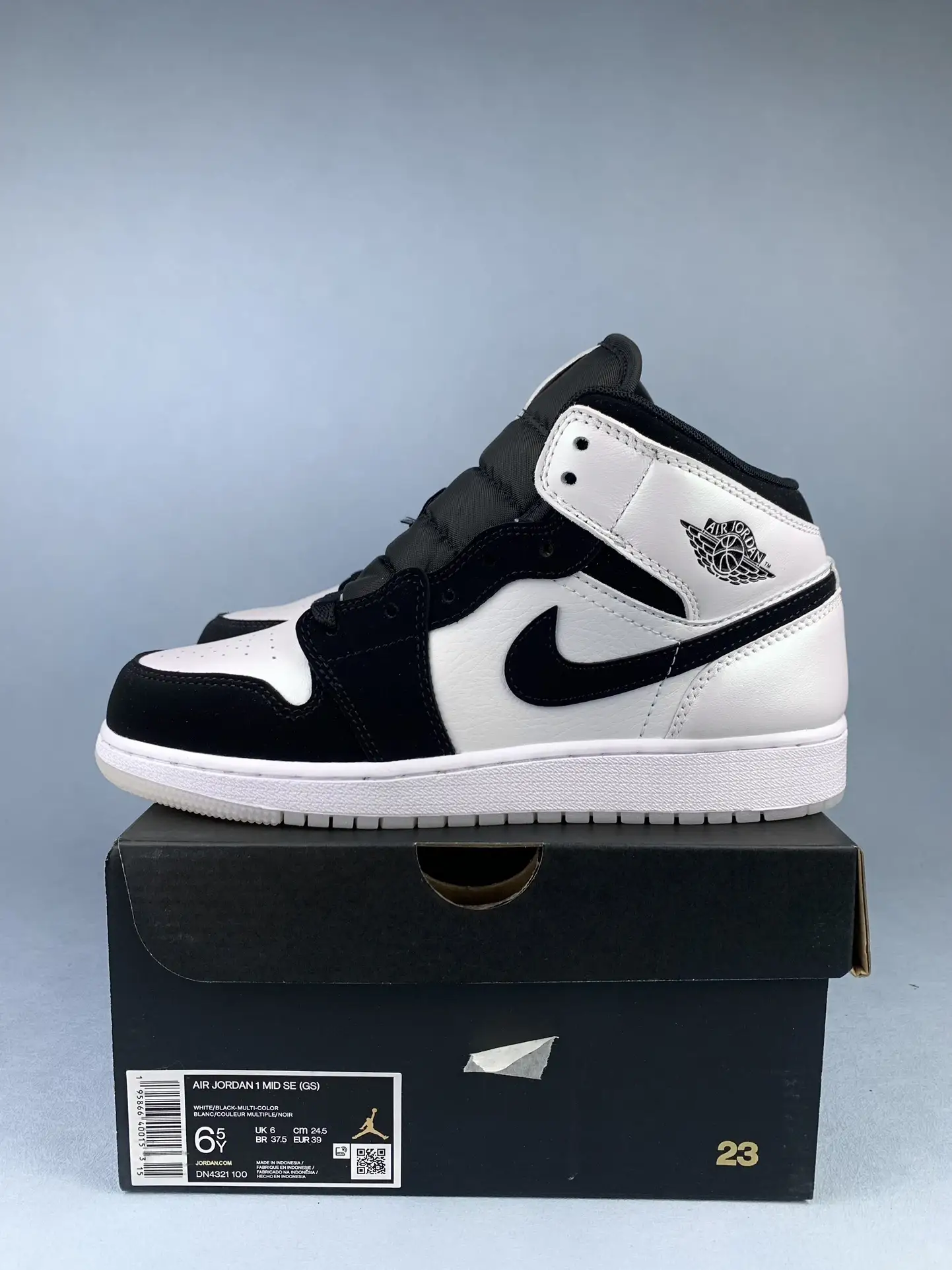 Air Jordan 1 Mid SE “Diamond” Shoes product photo from LabelPicks