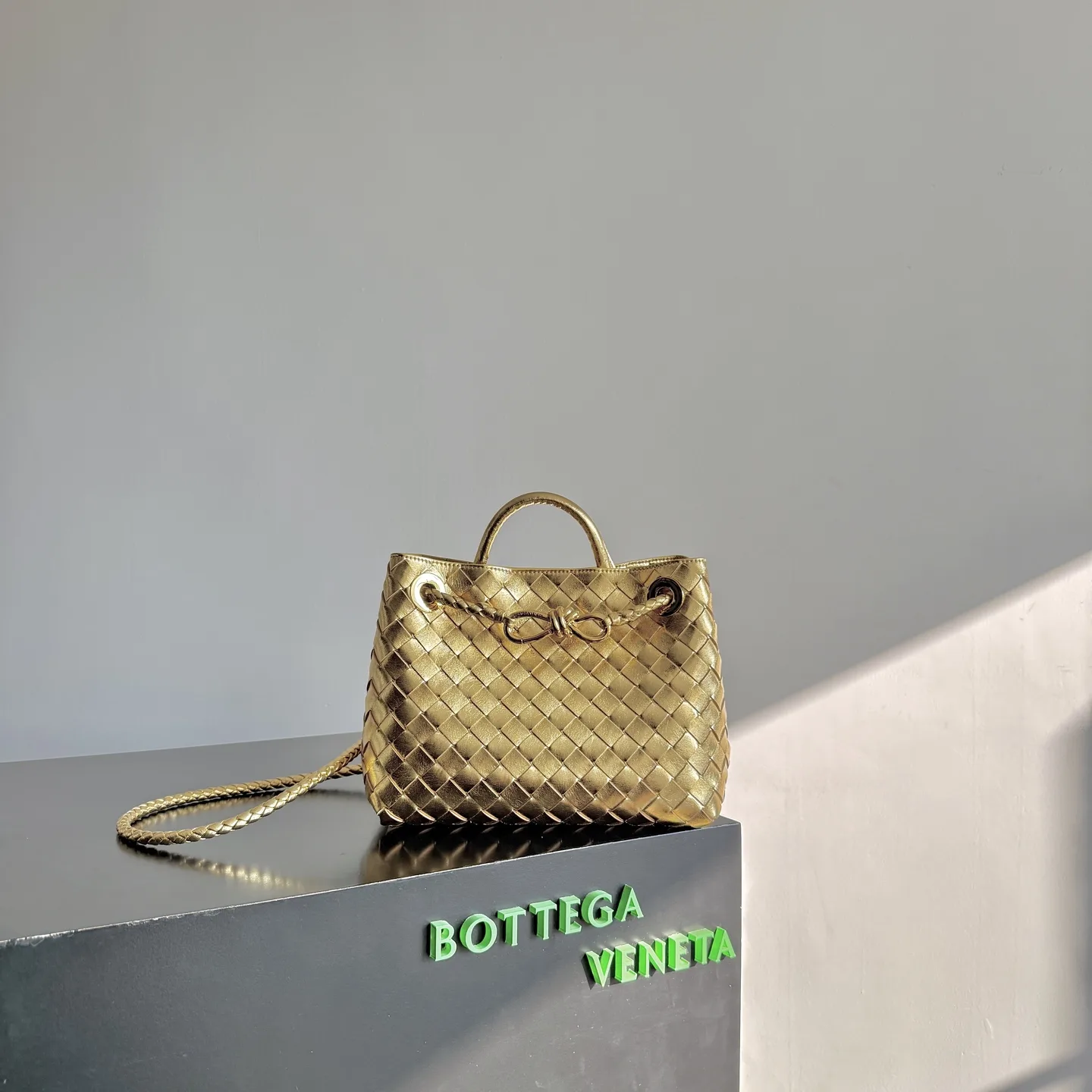 Bottega Veneta White Andiamo Intrecciato Woven Leather Top Handle Bag product photo from LabelPicks