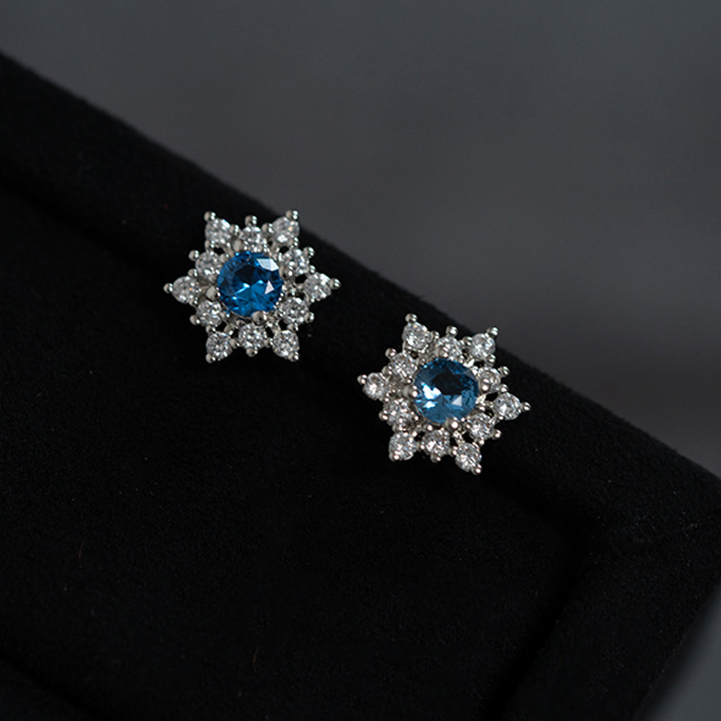 Blue crystal snowflake earrings for women, fashionable and luxurious ins-style zircon earrings, exquisite and sophisticated ear accessories