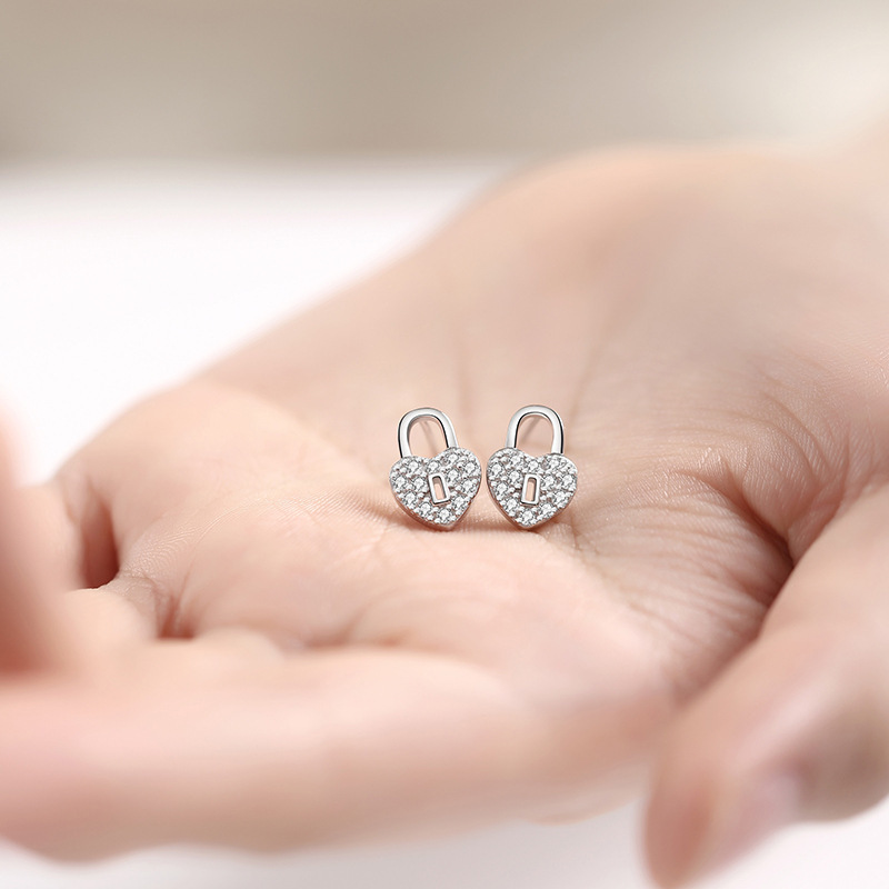Heart-shaped stud earrings for women, made of 925 sterling silver, versatile, with delicate micro-pave settings, a unique design, and a simple, elegant style