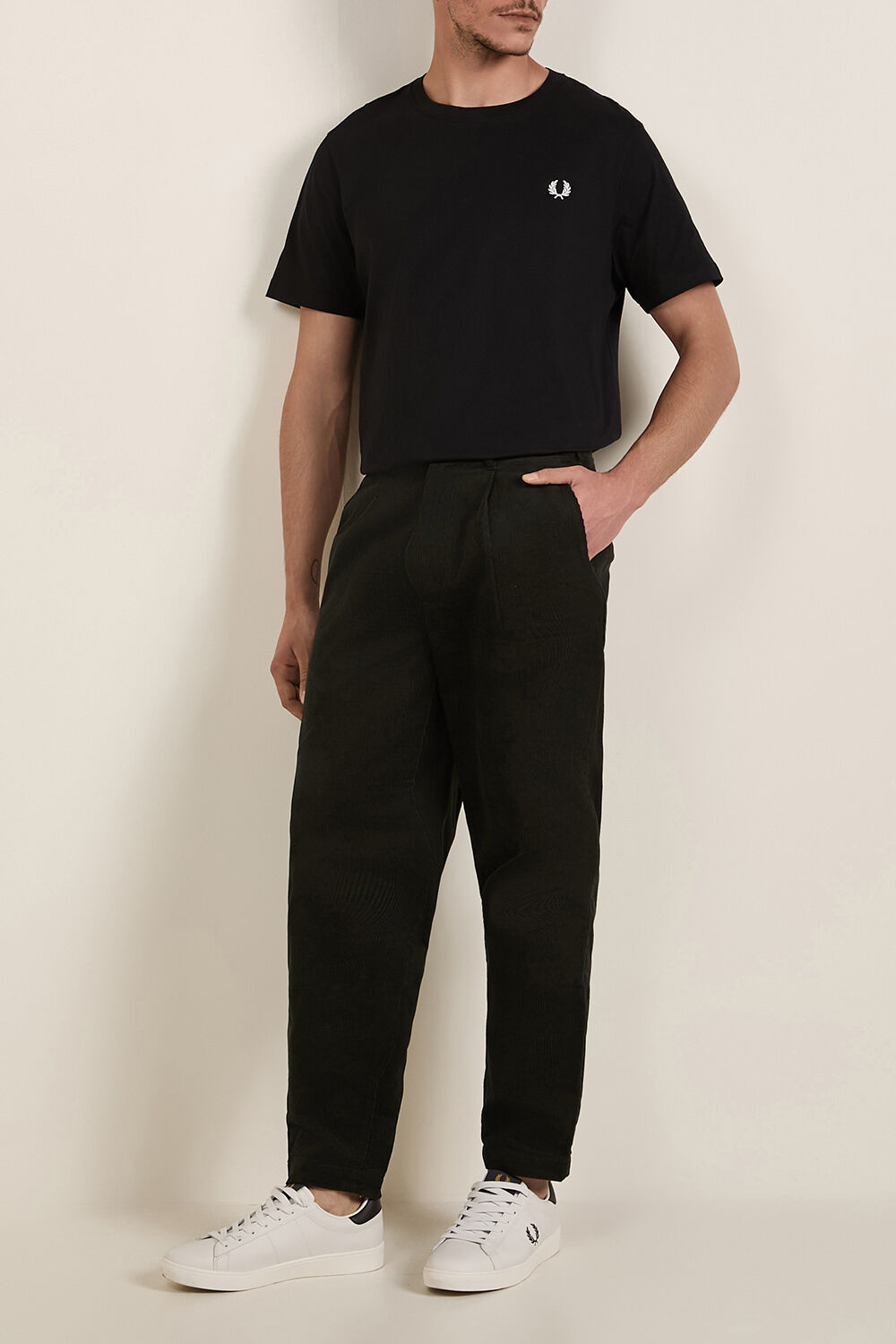 FRED PERRY מכנסי קורדרוי בגזרת סלים