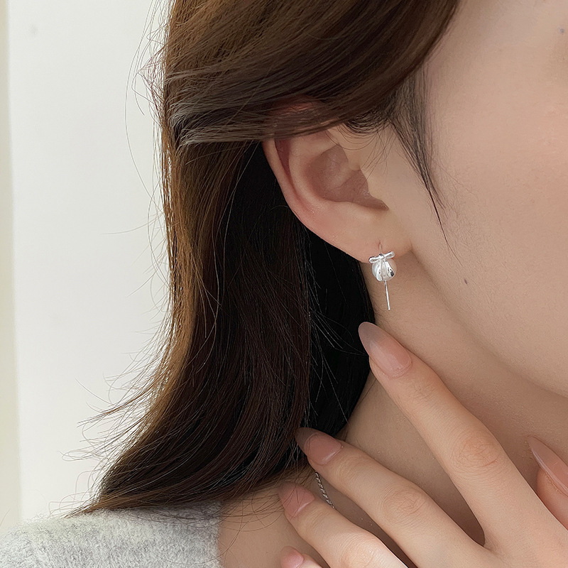 925 sterling silver bow pearl ear hooks, French retro style, delicate and elegant earrings, perfect for a gentle and charming look, trendy Instagram-style studs