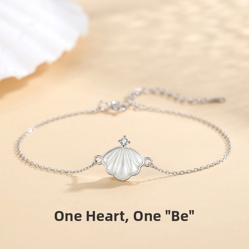A bracelet featuring a single pearl, designed for women, in a Korean style, perfect for summer, with a unique and trendy design, featuring white mother-of-pearl, ideal as a gift for best friends or as a Christmas present