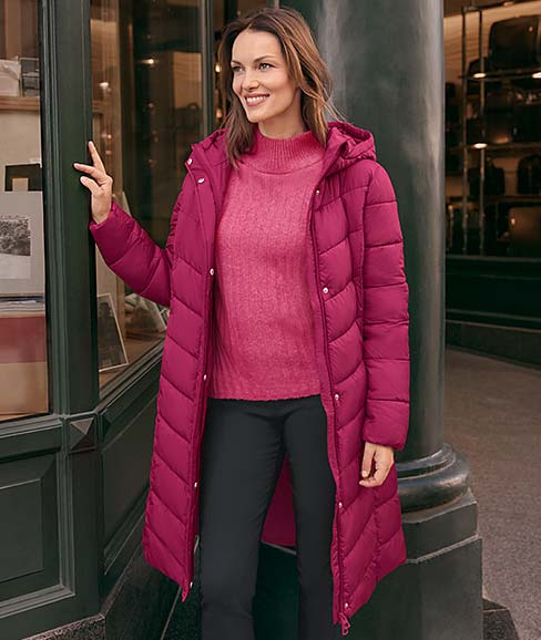 Steppmantel mit Kapuze, himbeerrot, Gerippter Strickpullover mit Stehkragen, Stretchhose