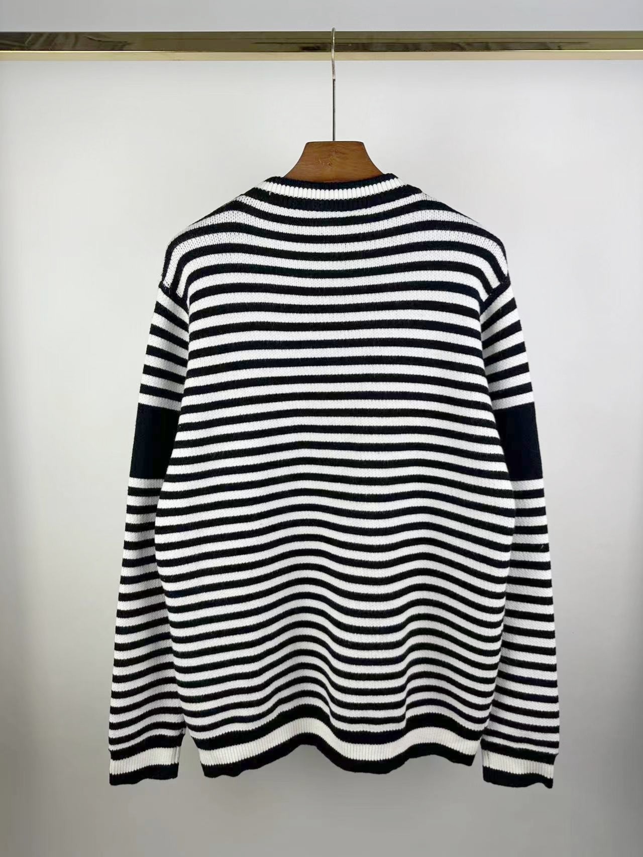 1022 BLACK Print sweaters