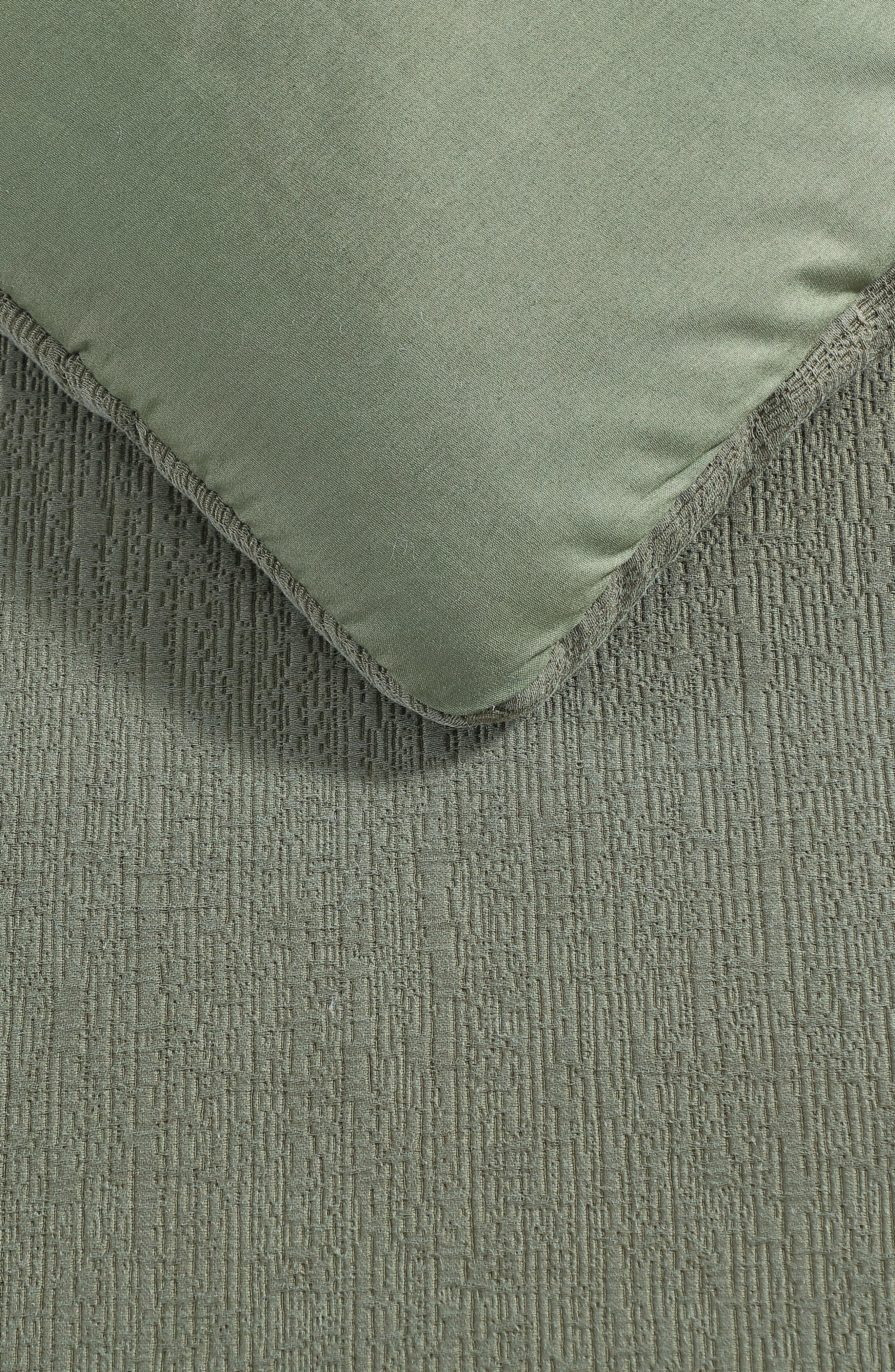 Vera Wang Carved Lines Matelassé Comforter & Sham Set