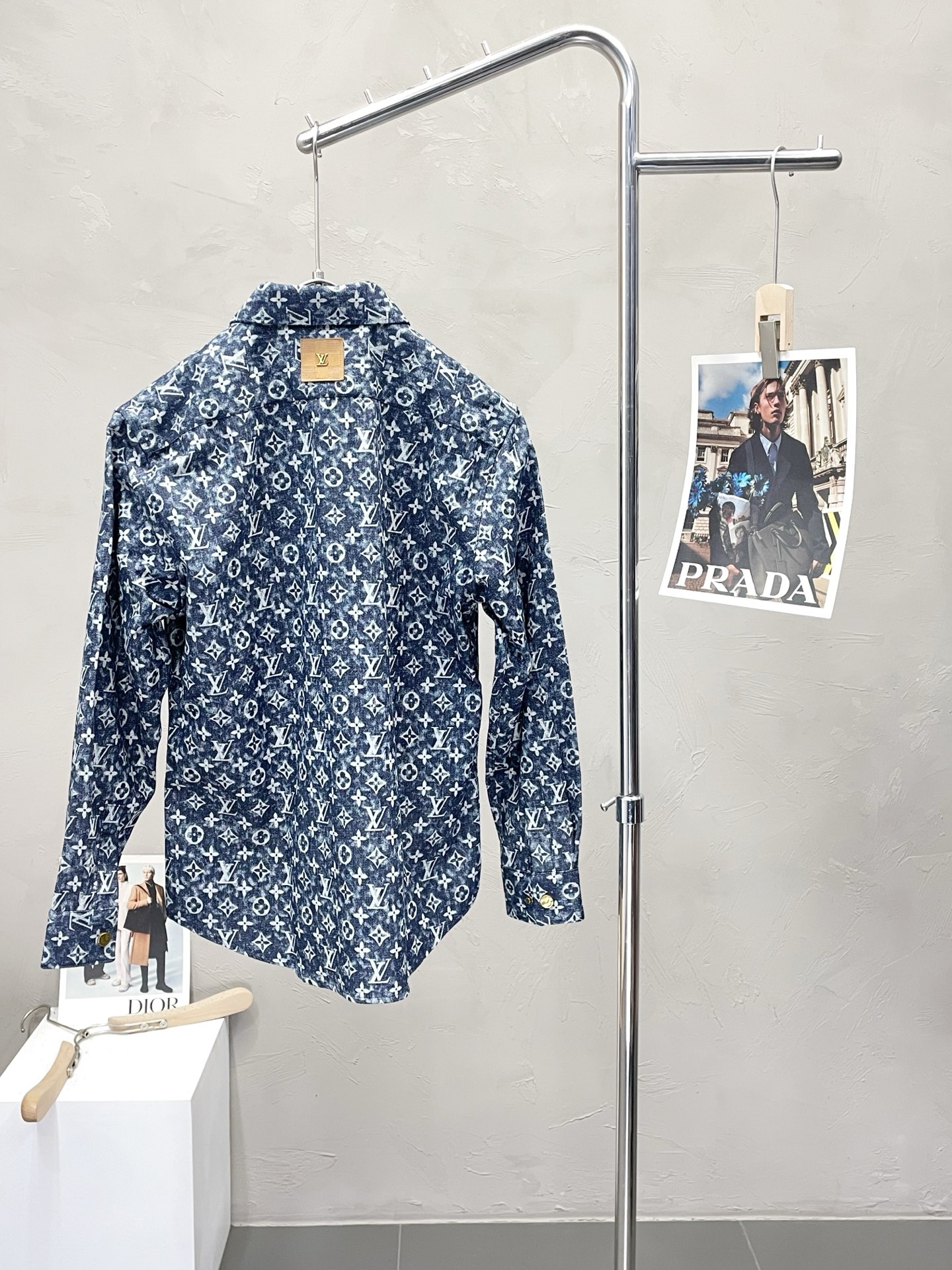 0902 Each one has a classic print shirt jacket